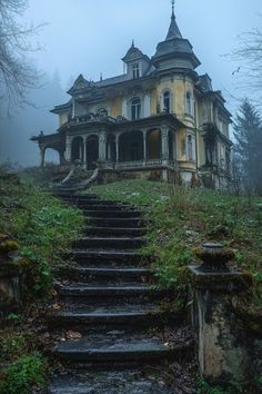 Creepy Old Houses, Old Abandoned Buildings, Creepy Places, Creepy Houses, Old Abandoned Houses, Mansion Designs, Spooky House, Old Mansions, Abandoned House