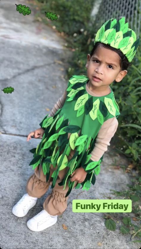 No- Sew tree costume using an oversized t-shirt and felt. Arbor Day Costume, Bush Costume Diy, Plant Costume Kids, Tree Fancy Dress Ideas For Kids, The Giving Tree Costume, Tree Costume For Kids, Tree Costume Ideas, Tree Costume Diy, Sew Tree