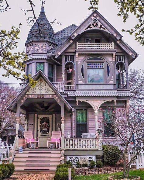 Victorian Homes Exterior, Old Victorian House, Old Victorian Homes, Pink Victorian, Victorian Style Homes, Casa Vintage, Victorian Architecture, Fantasy House, Victorian House