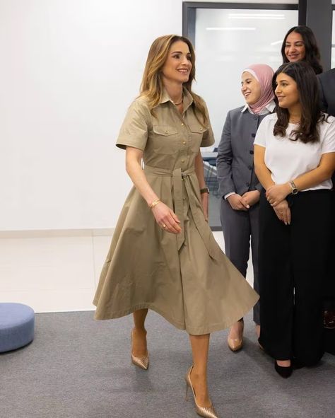 Princess Rajwa takes style cues from Queen Rania of Jordan Royal Portraits, Safari Dress, Queen Dresses, Grandma Fashion, Classy Winter Outfits, Queen Rania, 30 August, Royal Outfits, Royal Princess