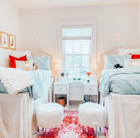 University Of Dayton Dorm Room, Sorority House Bedroom, Sorority Bedroom Ideas, Sorority Room Decor, Southern Dorm Room, Sorority Room Ideas, Sorority Bedroom, Maximalist Bed, Tcu Dorm