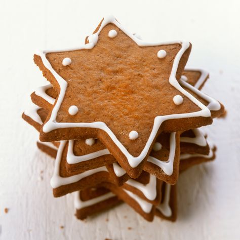 There's nothing quite as lovely as the smell of gingerbread filling your kitchen. These simple biscuits don't only taste amazing, but are also really easy to make, making them a great recipe for the little ones in the family too. Easy Gingerbread Cookie Recipe, Easy Gingerbread Recipe, Easy Gingerbread Cookies, How To Make Gingerbread, Christmas Biscuits, Ginger Bread Cookies Recipe, Gingerbread Recipe, Xmas Food, Mince Pies