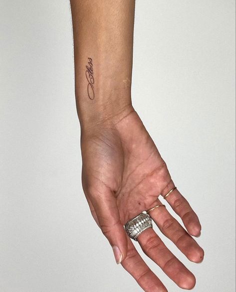 Hand And Finger Tattoos, Handpoke Tattoo, Petite Tattoos, Classy Tattoos, 1 Tattoo, Discreet Tattoos, Dainty Tattoos, Subtle Tattoos, Elegant Tattoos