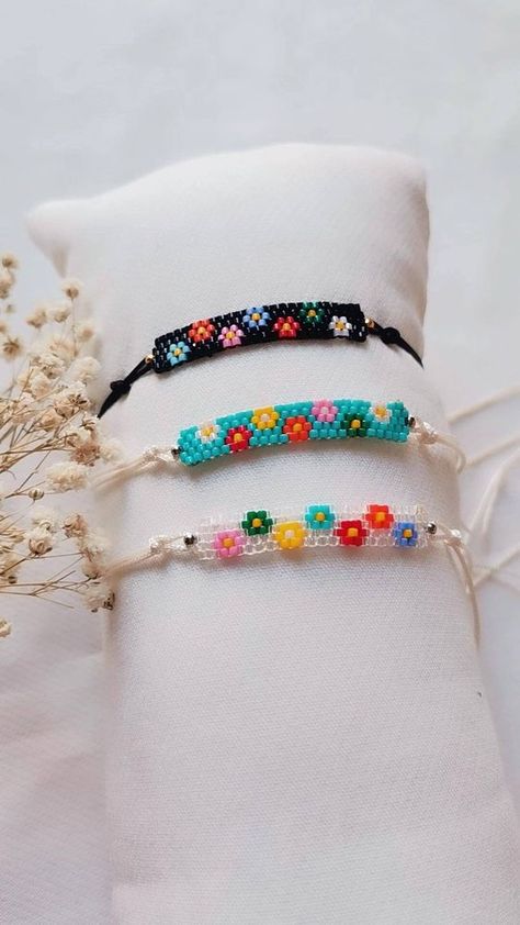 Floral Bracelet, flower bracelet #BeadingPatterns #SeedBeadPattern #SeedBeadPatternsFree #SeedBeadPatternsTutorials Bead Weaving Bracelets, Bead Loom Earrings, Miyuki Bracelet Pattern, Seed Bead Patterns Free, Miyuki Beads Pattern, Seed Bead Pattern, Bead Crochet Patterns, Bracelet Flower, Bracelets Handmade Diy