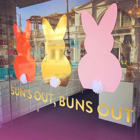 “The cutest window display, and so perfect for Easter in LA! ☀️ At @sugarfina ” @alisonrubke Easter Store Window Display, Fashion Show Backdrop, Easter Window Display, Boutique Window Displays, Spring Window Display, Summer Window Display, Retail Ideas, Window Display Retail, Summer Window