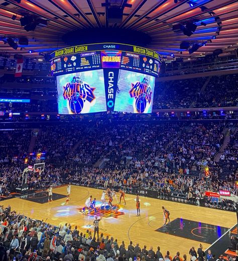 New York Madison Square Garden, Madison Square Garden Basketball, Madison Square Garden Aesthetic, America Holiday, Basketball Aesthetic, Ny Travel, New York Basketball, New York City Vacation, Ny Knicks