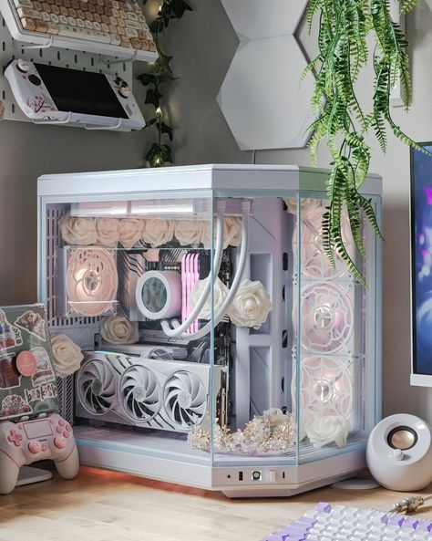 Snow White, the most beautiful PC ~ ☁️🎐🫧🍃 desk setup | room | setup style | minimalist | pc setup #gamingsetup #setupinspiration #pcsetup #setupgoal #aesthetic #brown #purple #hytey70 #custompc Aesthetic Pc Case, Cute Pc Case, Pc Case Decoration, Minimalist Pc Setup, Cintiq Setup, Pc Desk Setup, Hyte Y60, Setup Bedroom, Built In Computer Desk