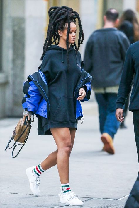 Celebs and fashion girls alike all agree—a cute backpack is a must-have item. Look Hip Hop, Looks Rihanna, Rihanna Outfits, Rihanna Looks, Charlie Sheen, Rihanna Style, Looks Street Style, Looks Black, Dakota Johnson