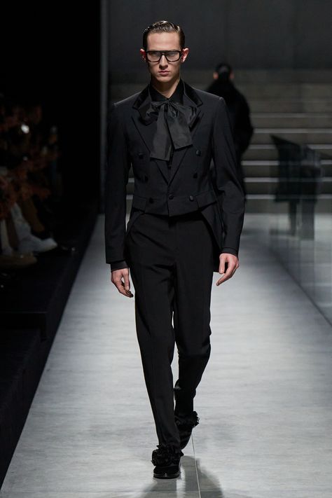 Dolce Gabbana Store, Androgyny Fashion, Dolce And Gabbana Runway, 2024 Menswear, Dandy Style, Menswear Runway, Mens Formal Wear, Menswear Fashion Show, Tuxedo For Men