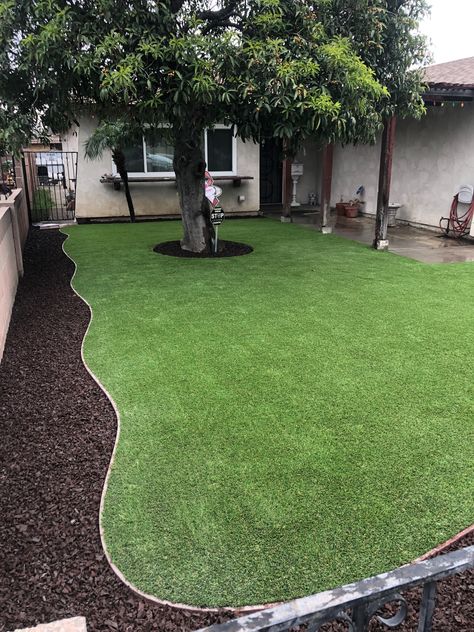 Front Yard With Turf, Turf And Mulch Backyard, Backyard Mulch Ideas, Fake Grass Front Yard Ideas, Fake Grass Front Yard, Grass Boarders, Brown Mulch Landscaping, Synthetic Grass Backyard Ideas, Rubber Mulch Landscaping Ideas