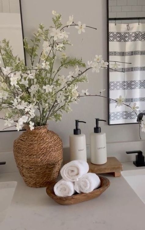 Modern Farmhouse Half Bath Decor, Modern Day Bathroom Ideas, Naturalistic Home Decor, Basic Apartment Bathroom Decor, Corner Bathroom Decor Ideas, Neutral House Decor Interior Design, Luxury Bathroom Apartment Decor, Bathroom Decor Between Mirrors, White Bathroom Counter Decor