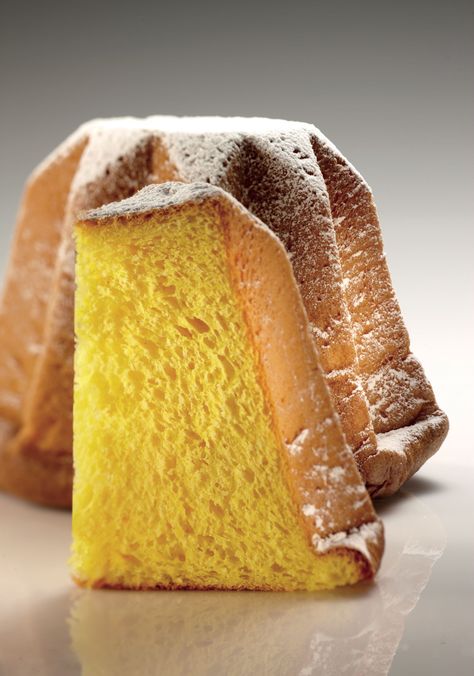 Il pandoro si lascia raffreddare nello stampo prima di toglierlo. Dopo circa due ore si toglie a 28°C, si fa asciugare su delle griglie o delle assi. Dopo circa 3 ore si mette negli appositi sacchetti in polipropilene coestruso biorientato … Continua Italian Christmas Cake, Italian Gourmet, Baked Lasagna, Bread Food, Italy Food, Sweet Bread, How To Make Bread, Christmas Cake, Food Network Recipes