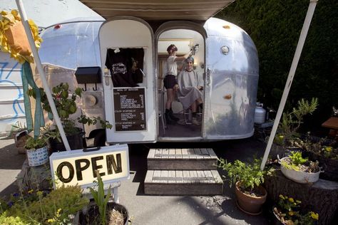 Mobile Nail Salon, Mobile Hair Salon, Mobile Beauty Salon, Beauty Van, Hair Salon Furniture, Airstream Bambi, Home Hair Salons, Airstream Trailer, Airstream Interior