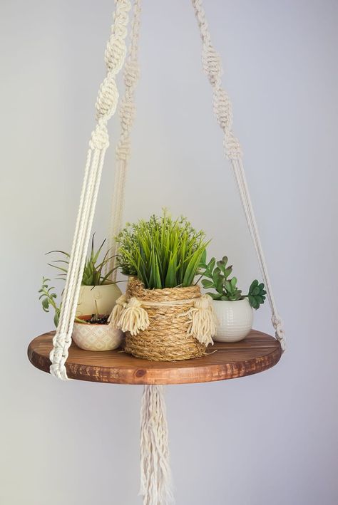 AWESOME! You can't even imagine how easy is to make this fun DIY FLOATING SHELF. Check it out! This simple project looks amazing! Diy Floating Shelf, Macrame Shelf, Diy Macrame Plant Hanger, Creek Bed, Diy Plant Hanger, Floating Shelves Diy, Diy Simple, Decorating Shelves, Estantes Flotantes