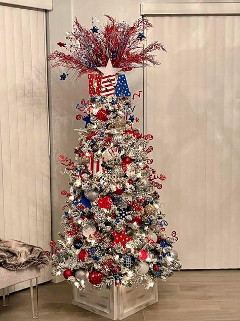 Americana Christmas Tree Ideas, 4th Of July Christmas Tree, Summer Tree Decorations, Summer Christmas Tree, 4th Of July Tree, Patriotic Christmas Decorations, Fouth Of July Crafts, Patriotic Christmas Ornaments, Patriotic Christmas Tree