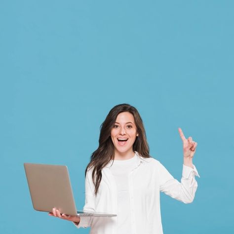 Woman holding a laptop and having an ide... | Free Photo #Freepik #freephoto #school #education #woman #student Teacher Photo, Business Photoshoot, Branding Photoshoot Inspiration, Personal Branding Photoshoot, Online Student, Business Portrait, Instagram Wallpaper, Cool Poses, Branding Photoshoot