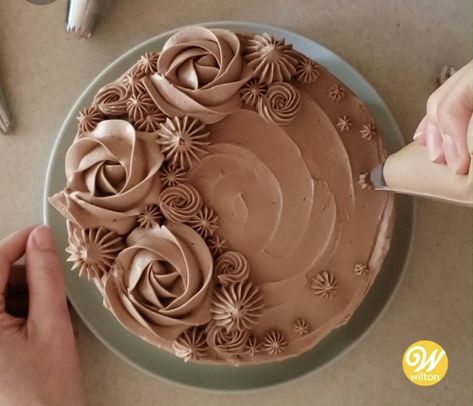 Filling Between Cake Layers, Gökkuşaği Pasta, Flavored Frosting, Chocolate Swiss Meringue Buttercream, Swiss Buttercream, Chocolate Cake Designs, Tasty Dessert, Cake Decorating Piping, Cake Layers