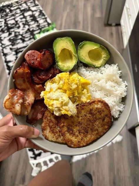 Breakfast Bowls Ideas, Healthy Breakfast With Bacon, Gym Food Ideas, Model Breakfast Ideas, Big Healthy Breakfast, Breakfast Ideas Rice, Protein Bowls Breakfast, Egg Meal Ideas, Breakfast Protein Ideas