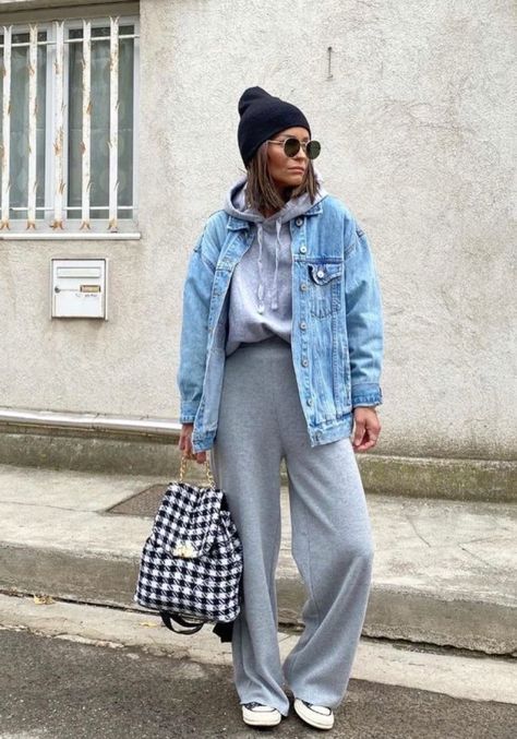 Grey Women Outfit, Fall Street Style 2023, Cool Comfy Outfits, Cool Mom Outfits, Streetwear Fall Outfits, Casual Mom Outfits, Women Street Style, Street Style Ideas, Winter Street Style