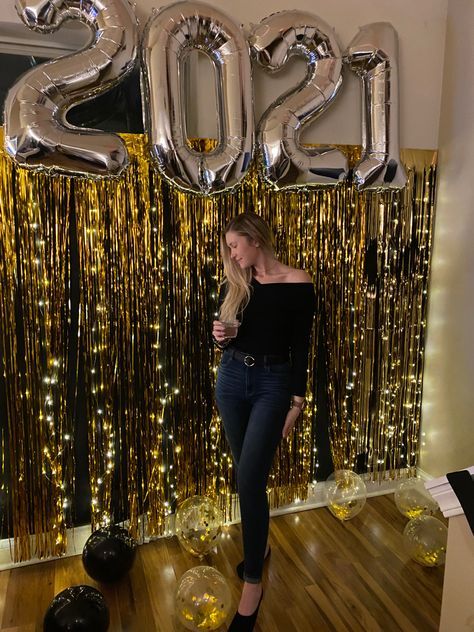 NYE party ideas New Years 2023 Decorations, New Years Party Backdrop, Newyear Party Decoration, New Year’s Party Backdrop, New Years Set Up, New Years Backyard Party, Nye Backdrop Ideas, Nee Year Decoration, Gold And Silver Nye Party