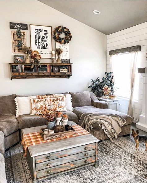 Farmhouse Only on Instagram: “I'm in love with this room! And I'm so ready for fall. 🍁🍂 - 👇 Check out our blog 👇 Farmhouseonly.com - 📧 Be sure to sign up for our…” Western Living Room Ideas, Ruang Tv, Western Living Room, Rustic Ideas, Bohemian Life, Bohemian Inspiration, Farmhouse Living Room, Living Room Decor Cozy, Farmhouse Decor Living Room