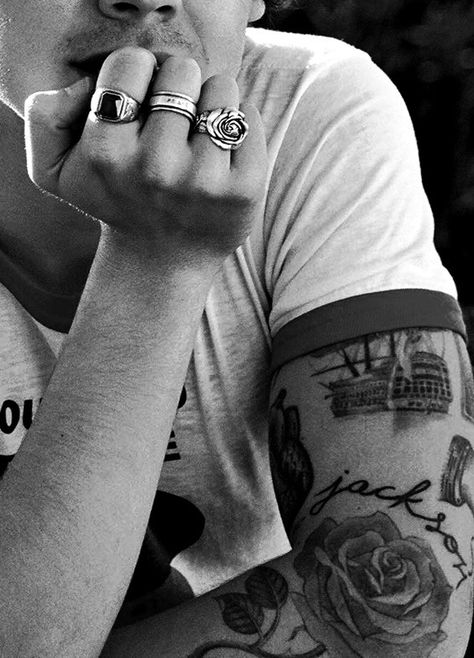 Harry Styles Homescreen, Harry Styles Wallpaper Lockscreen, Harry Styles Dark, Harry Styles Rings, Harry Styles Hands, Dark Harry, Harry Styles Lockscreen, Gambar One Direction, Harry Styles Aesthetic