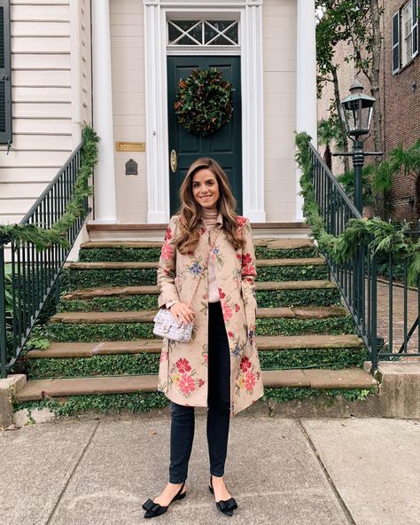 Friendsgiving Attire, Romantic Winter Outfits, Valentino Coat, Workplace Fashion, Gal Meets Glam Collection, Julia Berolzheimer, Look Retro, Gal Meets Glam, Estilo Preppy