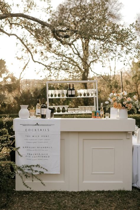 Cocktail Bar Cart Wedding, Wedding Cocktail Bar Ideas, Wedding Drink Cart, Cocktail Bar Wedding Drink Stations, Timeless Backyard Wedding, Garden Party Wedding Signage, White Bar Wedding, Outdoor Bar Cart Ideas, Welcome Drinks Wedding