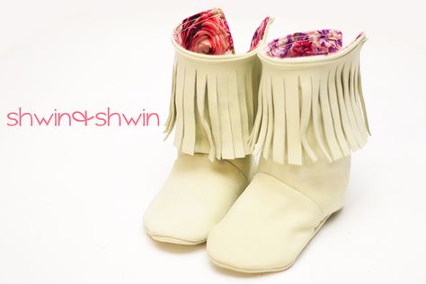 Fringe Baby Boots || Free PDF Pattern || Shwin&Shwin Baby Boots Pattern, Baby Moccasin Pattern, Baby Booties Free Pattern, Moccasin Pattern, Baby Shoes Diy, Baby Shoes Pattern, Fabric Boots, Shoes Pattern, Bow Boots