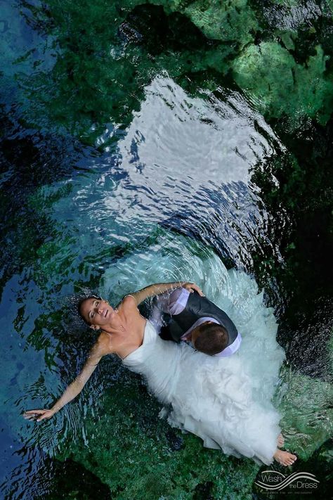 I've Been Photographing Couples Underwater For 10 Years And Here Are My Favorite Shots Wet Wedding, Underwater Photoshoot, Underwater Portrait, Artistic Portraits, Wet Dress, Robin Gibb, Blue Lights, Beach Wedding Photos, Trash The Dress