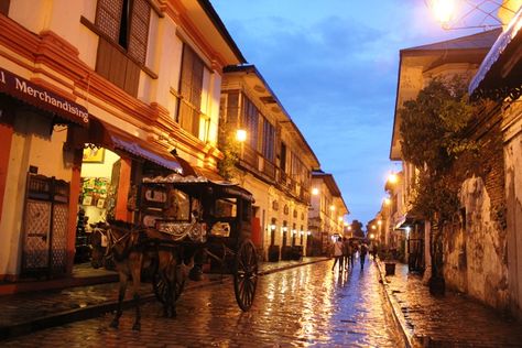 A Walk through Ancient Times: Calle Crisologo in Vigan City Calle Crisologo Vigan Photography, Calle Crisologo Vigan, Vigan City Philippines, Vigan City Aesthetic, Vigan City, Vigan Philippines Aesthetic, Old Philippines, Vigan Philippines, Watercolor Pattern Background