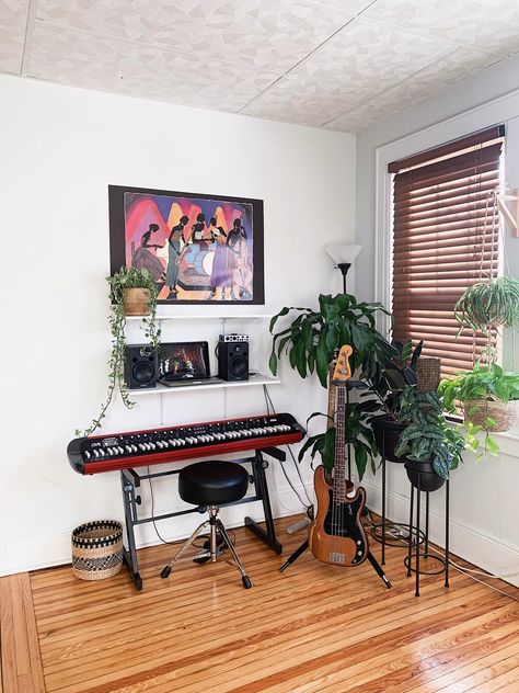 Music room decor home Room Decor For Musicians, Music Studio Apartment Ideas, Music Studio With Plants, Musician Studio Apartment, Music Corner Decor, Small Music Corner Ideas, Music Corner Living Room Keyboard, Music Room Piano, Music Room Apartment