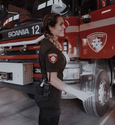 Female Emt Aesthetic, Fire Academy, Firefighter Women, First Responder Aesthetic, Firewoman Aesthetic, Female Paramedic Aesthetic, Female Fire Fighter, Female Paramedic, Female Emt