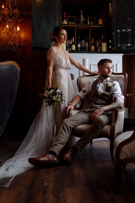 Vintage Wedding Groom Attire, Vintage Groom Outfit, Vintage Wedding Bride And Groom, Vintage Wedding Couple, Vintage Style Wedding Photos, Peaky Blinders Prewedding, Vintage Wedding Photoshoot, Victorian Wedding Photos, Victorian Bride And Groom