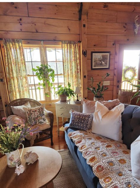 Granny Core Living Room, Grandma Apartment Aesthetic, Grandmas Cottage Aesthetic, Grandmacore House Living Room, Grandma Core Living Room, Old Farmhouses, Cottage Core Home, Cabin Vibes, Cottagecore Home