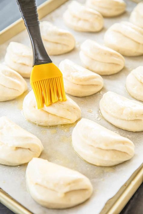 Make-Ahead Pocketbook Rolls - the dough will keep for 2 weeks in the refrigerator!! Great make-ahead side for your holiday meals!!! SO light and fluffy. Yeast, water, self-rising flour, baking soda, sugar, shortening, buttermilk, and melted butter. Everyone goes crazy over these yummy rolls. #rolls #bread #makeahead Rolls Rolls, Rolls Bread, Hard Rolls, Homemade Rolls, Yeast Rolls, Plain Chicken, Dinner Rolls Recipe, Pastry Flour, Holiday Meals