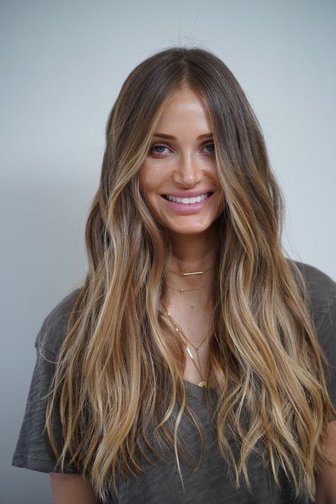 Natural Balayage Brunette Sun Kissed Straight, Sun Kissed Hair Balayage, Golden Money Piece Hair, Bronde Root Smudge, Subtle Sunkissed Hair Brunette, Surfer Balayage Hair, Natural Sunkissed Hair, Surfer Hair Color, Beachy Balayage Brunettes