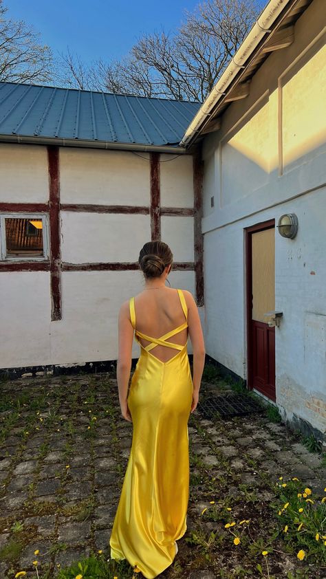 How Loose A Guy In 10 Days, How Loose A Guy In 10 Days Yellow Dress, Photo Yellow, Fits Inspiration, Long Party Dress, Prom Poses, Perfect Bridesmaid Dress, Prom Dresses Yellow, Satin Evening Dresses