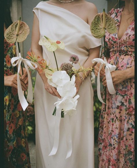 Modern Bridesmaids Bouquets, Bridesmaid Micro Bouquet, Earthy Bridal Bouquet, Single Flower Bridal Bouquet, Bridal Bouquet Alternatives, Minimal Bridesmaid Bouquet, Modern Bridesmaid Bouquet, Minimalist Bouquet Wedding, Sculptural Bouquet