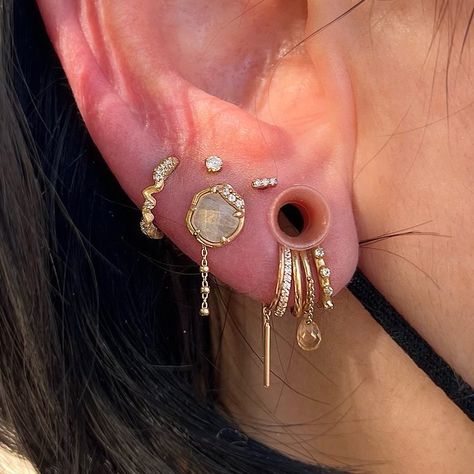 Iris Piercing Studios on Instagram: “When clients & piercers collaborate beautiful ears are made 💐 SLC’s Chelsie has been building this ear with their client for some time, &…” Ear Curation With Gauges, Gauges And Ear Piercings, Ear Stacks, Gauged Ears, Ear Curation, Ear Lobe Piercings, Piercing Inspo, Pretty Ear Piercings, Cool Piercings