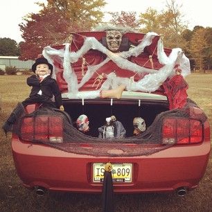 #Creepy ventriloquist #dummy and friends. | 36 Trunk-Or-Treat Themes That Really Nailed It Halloween Trunk Or Treat Ideas, Halloween Trunk Or Treat, Car Decoration Ideas, Halloween Car Decorations, Trunk Or Treat Ideas, Ventriloquist Dummy, Corkboard Ideas Decor, For Mustang, Kid Friendly Travel Destinations