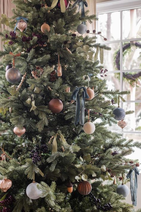 Transitional Christmas Tree Decor, Modern Moody Christmas Tree, Cozy Chic Christmas Decor, Muted Christmas Tree, Christmas Tree Decor Simple, 2023 Christmas Tree Decor Trends, Organic Christmas Tree Decorations, Raz Christmas Trees 2023, Christmas Trees 2023 Trends