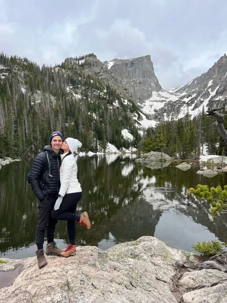 Perfectly layered hiking fit 😍❄️ Winter Hiking Outfit, Hiking Fits, White Beanie, White Puffer, White Beanies, Hiking Outfit Winter, Outfit White, Winter Hiking, Hiking Outfit