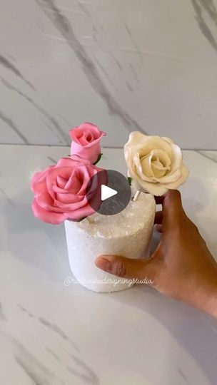 Easy Fondant Roses Tutorial, How To Make A Fondant Rose, Edible Roses For Cake, How To Make Flowers Out Of Fondant, Fondant Flowers On Cake, How To Make Fondant Roses, Fondant Roses Easy, How To Make Fondant Flowers, Rose Cake Ideas