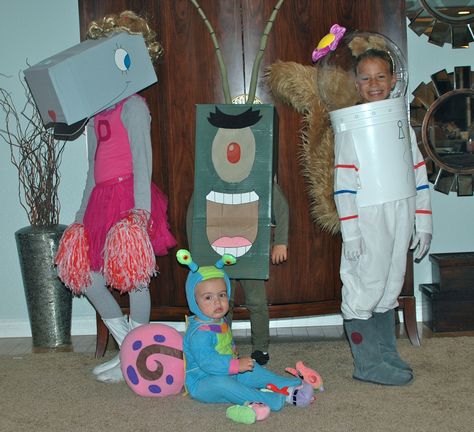 Halloween 2012  The kids picked their favorite Spongebob characters and my hubby & I had fun making their costumes! Diy Spongebob, Spongebob Halloween, Spongebob Costume, Spongebob Characters, Characters Costumes, Character Halloween Costumes, Clever Halloween, Baby Kostüm, Clever Halloween Costumes