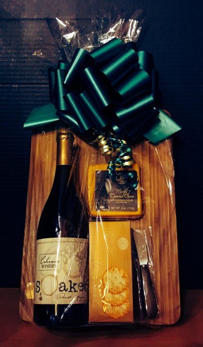 Small Cheese Board Gift Ideas, Cheese Board Christmas Gift Ideas, Charcuterie Board Gift Basket Ideas Diy, Cheeseboard Gift Basket Ideas, Cheese Gift Ideas, Charcuterie Board Raffle Basket, Cheese Basket Gift Ideas, Cheese Gift Basket Ideas, Charcuterie Gift Basket Diy