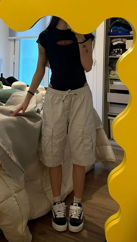 Maxamilist Fashion Summer, Baggy Sweat Shorts Outfit, Simple Boyish Outfits, Swaggy Outfits Women Summer, Just Woke Up Outfit, Baggy Clothes Outfit Summer, Cargo Capris Outfit, Black Jorts Outfit Women’s, Stylish Tomboy