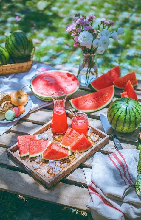 Picnic Watermelon, Watermelon Picnic, Uplifting Sayings, Picnic Fruit, Picnic Photography, Quotes Uplifting, Happy Weekend Quotes, Weekend Quotes, Food Artwork