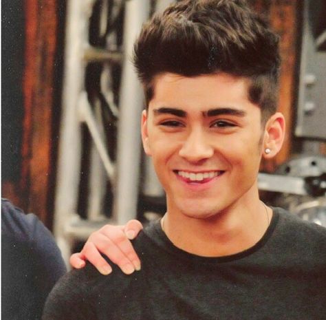 Cutest smile Zayn Malik 2012, Zayn Malik Smiling, Zayn Malik Young, Famosos Guapos, Malik One Direction, Zany Malik, Zayn Malik Hairstyle, Zayn Malik Style, Zayn Malik Photos