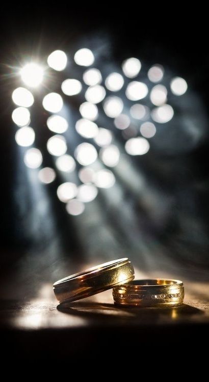 Wedding Accessories Photography, Engagement Ring Photography, Wedding Ring Photography, Wedding Ring Shots, Marriage Photography, Ring Photography, Creative Jewelry Photography, Engagement Photography Poses, Wedding Portrait Poses